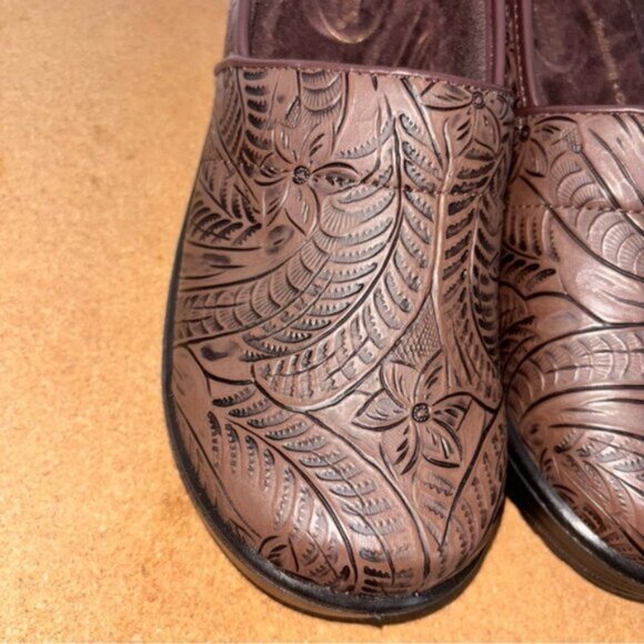 Easy Street Women’s 8W Brown Embossed Cushioned Sole 2” Heel Slip Resistant - Picture 3 of 8